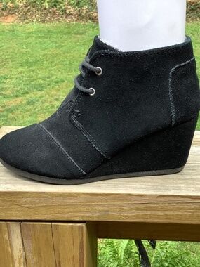 EUC Toms black suede wedge ankle boots sz, 6